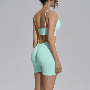Vista detallada del conjunto de yoga verde menta sin costuras con tirantes y short de tiro alto.