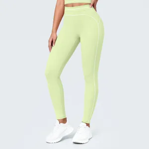 Leggings de yoga verdes de tiza alta con detalles de ribetes blancos en contraste.