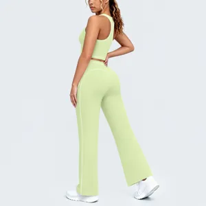 Ensemble de yoga vert clair avec haut court nageur et pantalon évasé à passepoils blancs.