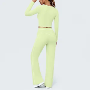 Detailansicht der Rückseite des hellgrünen Langarm-Crop-Tops und Schlag-Yogahosen-Sets.