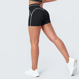 Gedetailleerd overzicht van dames sportshorts met contrasterende biesen en topje.