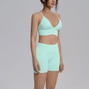 Detalle de conjunto de yoga sin costuras liso con pantalón corto ajustado y sujetador corto.