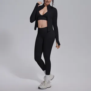 Dettaglio completo sportivo nero senza cuciture con tessuto elastico e traspirante.