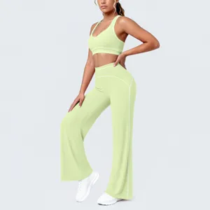 Set yoga verde chiaro, reggiseno sportivo e pantaloni svasati per fitness wear