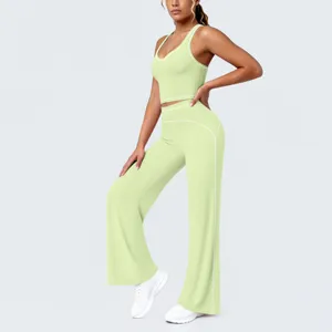 Ensemble debardeur de sport dos nageur et pantalon de yoga evase femme fitness detail.
