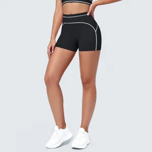 Hoogetailleerde zwarte sportieve yogashort met witte contrastbies voor dames fitness training.