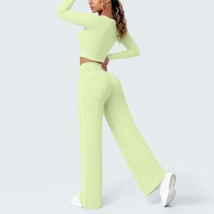 Detailansicht des pastellgrünen langärmligen Crop-Tops und der weiten Yogahosen.