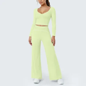 Hellgrünes zweiteiliges Set aus langärmeligem Crop-Top und weiten Hosen Sportbekleidung