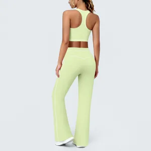 Vue arrière détaillée de l'ensemble de yoga de sport vert clair avec passepoil, soutien-gorge.