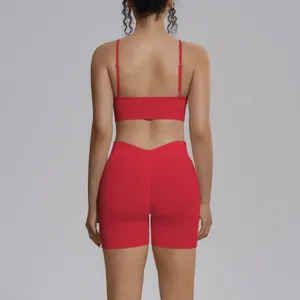 Detalle de espalda del top corto deportivo rojo sin costuras y conjunto de short.