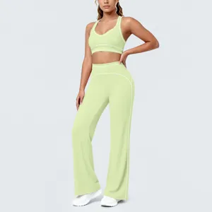 Set yoga verde chiaro in due pezzi con reggiseno sportivo e pantaloni a zampa per palestra.