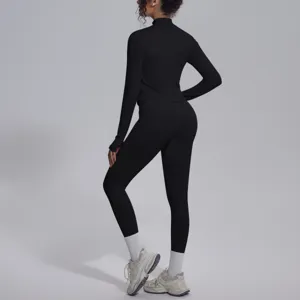 Dettaglio del set sportivo a maniche lunghe nero che mostra la vista posteriore di top e leggings.