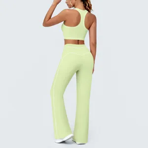 Ensemble de sport vert clair avec liserés contrastés, haut nageur et pantalon de yoga évasé.
