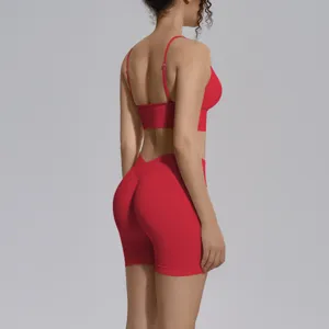 Conjunto de yoga sin costuras rojo con sujetador deportivo y pantalones cortos de fitness.