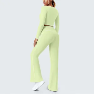 Nahaufnahme des matcha grünen Sportbekleidungssets mit weißen Kontrastnähten und weichem Stoff.