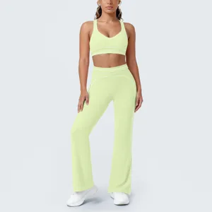 Vista dettagliata del set yoga a contrasto con reggiseno sportivo e pantaloni a zampa.