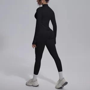 Dettaglio vista posteriore del top sportivo nero unito e dei leggings sportivi abbinati.