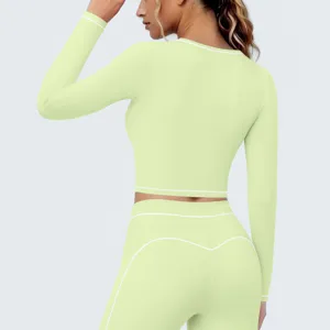 Achterkant detail van dames lange mouw crop sporttop en leggings in lichtgroen.