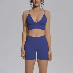 Conjunto de yoga sin costuras azul con sujetador deportivo y short. Elástico y transpirable.