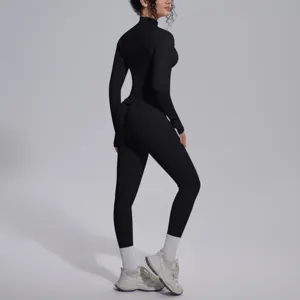 Vista dettagliata di un set sportivo nero senza cuciture con top a maniche lunghe e leggings.