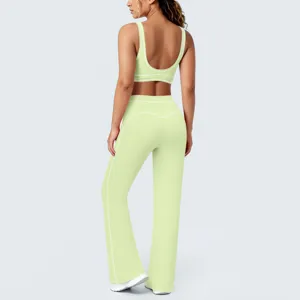 Set sportivo da donna in due pezzi con reggiseno sportivo e pantaloni da yoga a zampa.
