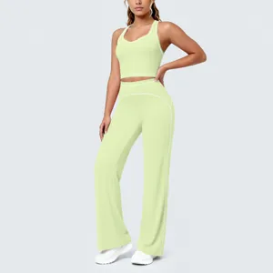 Ensemble de sport femme bordure contraste haut court pantalon evase yoga fitness chic.