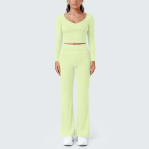 Detailansicht der hellgrünen Langarm Crop Top und Schlaghose Yoga Outfit Merkmale.