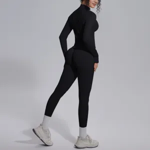 Set abbigliamento sportivo yoga senza cuciture alta elasticità vista posteriore dettaglio.