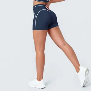Close-up van yogashort met hoge taille, contrasterende biesjes en elastische pasvorm.