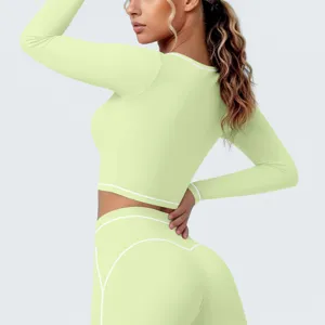 Hellgrünes langärmliges Sport-Crop-Top und Leggings-Set mit weiße Paspelierung.