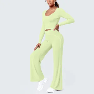 Hellgrünes Langarm-Crop-Top und Schlag-Yogahose Set mit weißen Kontrast-Paspeldetails.