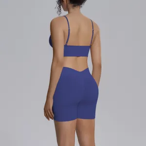 Conjunto de crop top y pantalones cortos de yoga sin costuras liso espalda abierta.