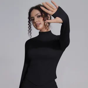 Vista dettagliata del top sportivo nero da donna a maniche lunghe con fori per pollice.