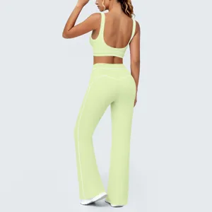 Dettagli vista posteriore del completo sportivo verde chiaro con reggiseno e pantaloni a zampa.