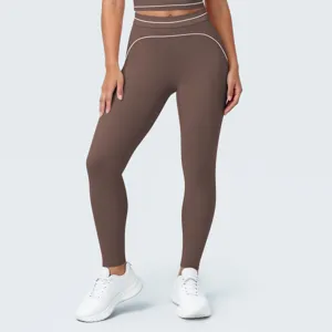 Mallas de yoga marrones de cintura alta con ribetes blancos contrastantes, pantalones fitness.
