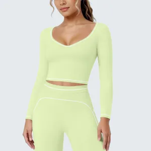 Detailfoto van een lichtgroene sportset met lange mouwen en bijpassende witte accenten.