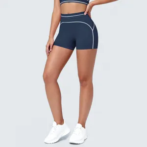 Gedetailleerd overzicht van sportieve yogashorts met hoge taille en contrasterende bies.
