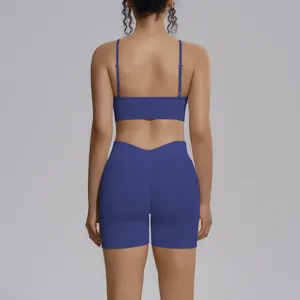 Conjunto de yoga sin costuras azul vista de detalle con tirantes y pantalones cortos.