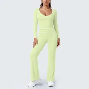 Hellgrünes Yoga-Set Details mit Kontrastpaspelierung, Langarm Top und Schlaghosen Sportkleidung.