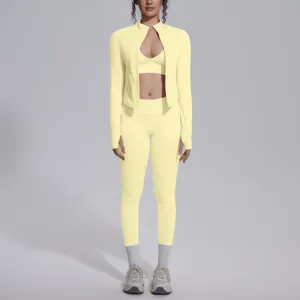 Dettaglio set sportivo elastico senza cuciture, reggiseno sportivo traspirante leggings.