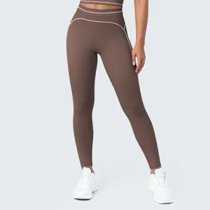 Mallas de yoga marrones de talle alto con detalles de ribetes blancos para deporte.