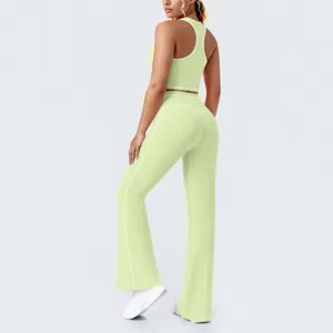 Ensemble de yoga vert avec passepoil contrasté, haut court et pantalon évasé pour fitness femme.