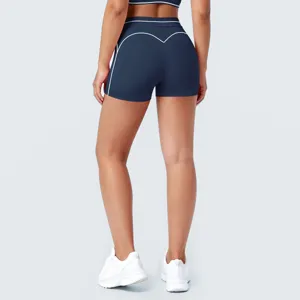 Gedetailleerd overzicht van sportshorts voor dames met contrasterende bies en hoge stretch.