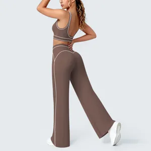 Completo da yoga marrone a contrasto con reggiseno sportivo e pantaloni flared per fitness.