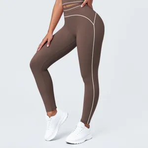 Vista detallada de pantalones de yoga marrones de talle alto con ribetes contrastantes, ajuste.