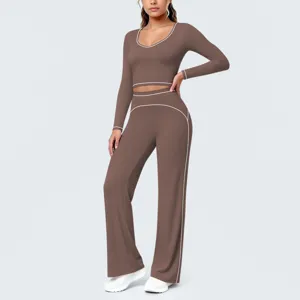 Detailansicht des braunen langärmligen Crop-Tops mit Kontrastpaspelierung und Yogaset.