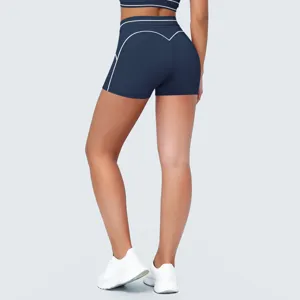 Gedetailleerd achteraanzicht van sportshorts met hoge taille en contrasterende witte bies.