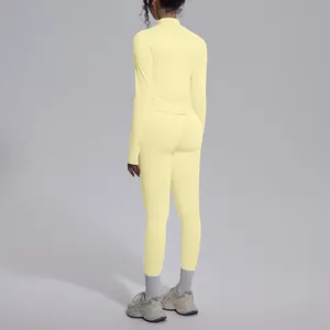 Dettaglio posteriore del set sportivo senza cuciture con top a maniche lunghe e leggings.