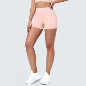 Roze hoogwaardige fitness yoga shorts set met witte contraststiksels voor damestraining.