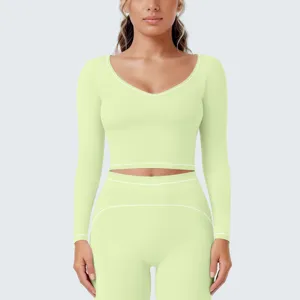 Nahaufnahme des nahtlosen Damen Sport-Langarmtops mit kontrastierenden weißen Paspeln.